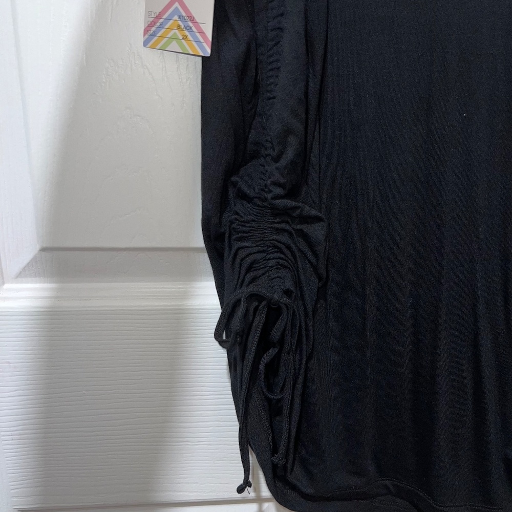 BLACK SIDE RUCHED TOP - Picture 4 of 7